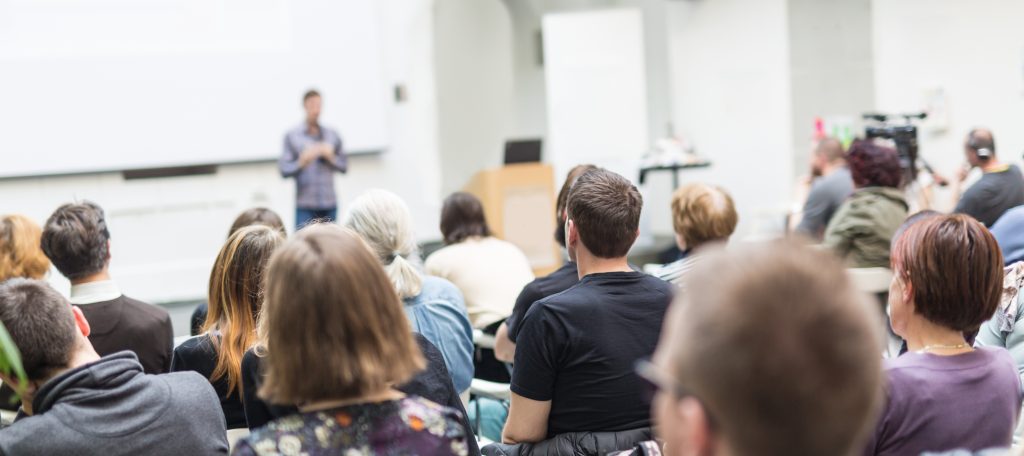 Professor e alunos em sala de aula