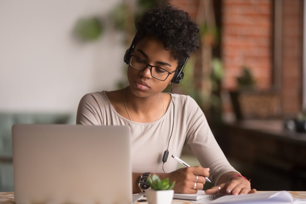 Mulher estuda com Portal IDEA Cursos