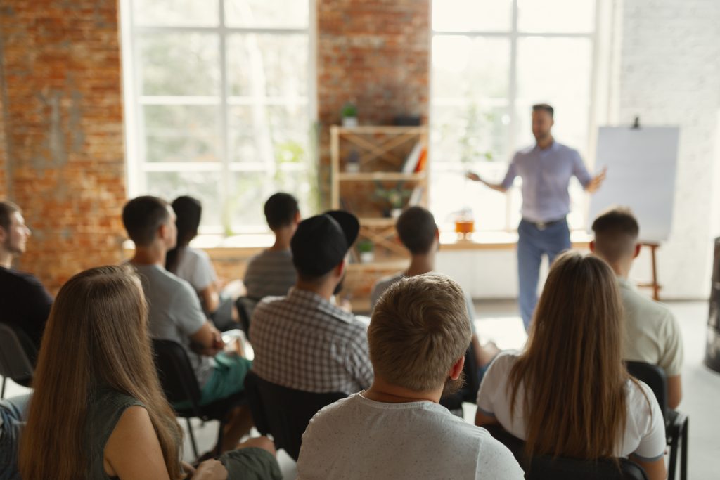 Sala de aula com vários alunos.