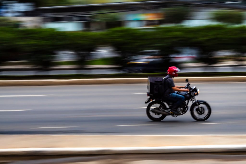 Homem dirigindo uma moto