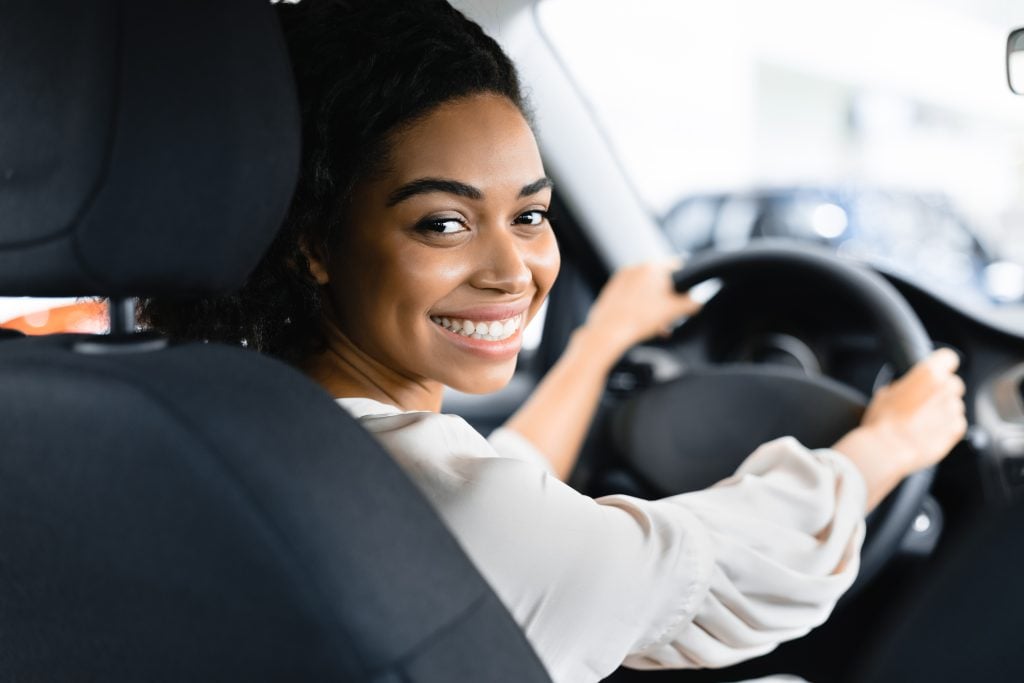 Mulher motorista sorrindo