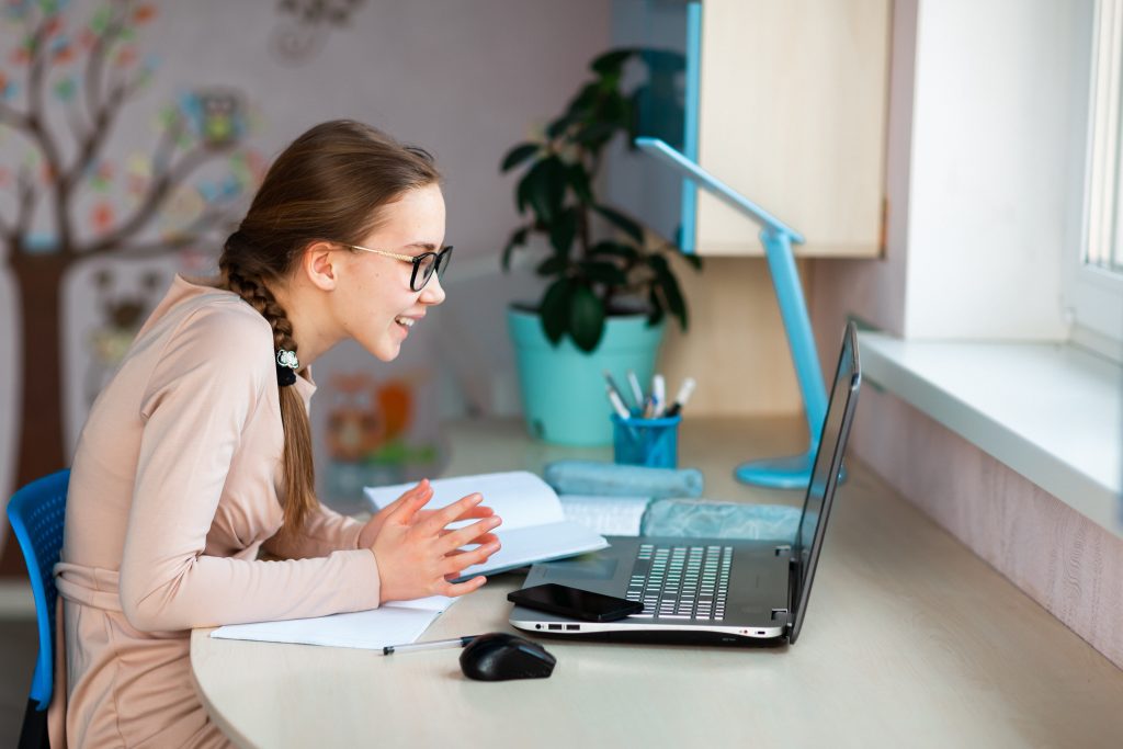 Mulher estuda pelo computador