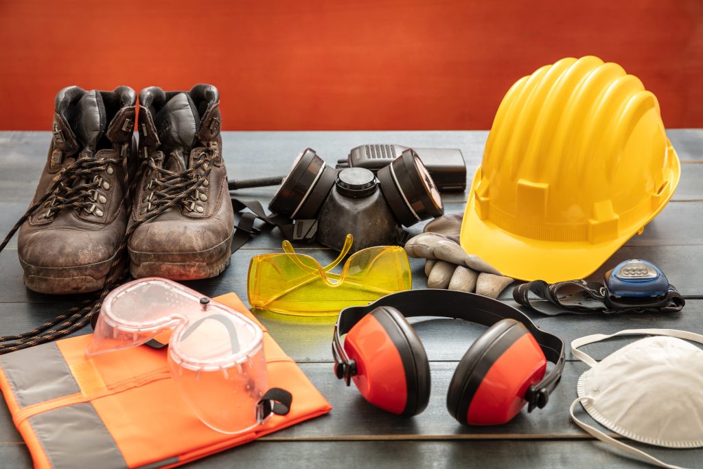 Equipamentos de segurança e material de trabalho.