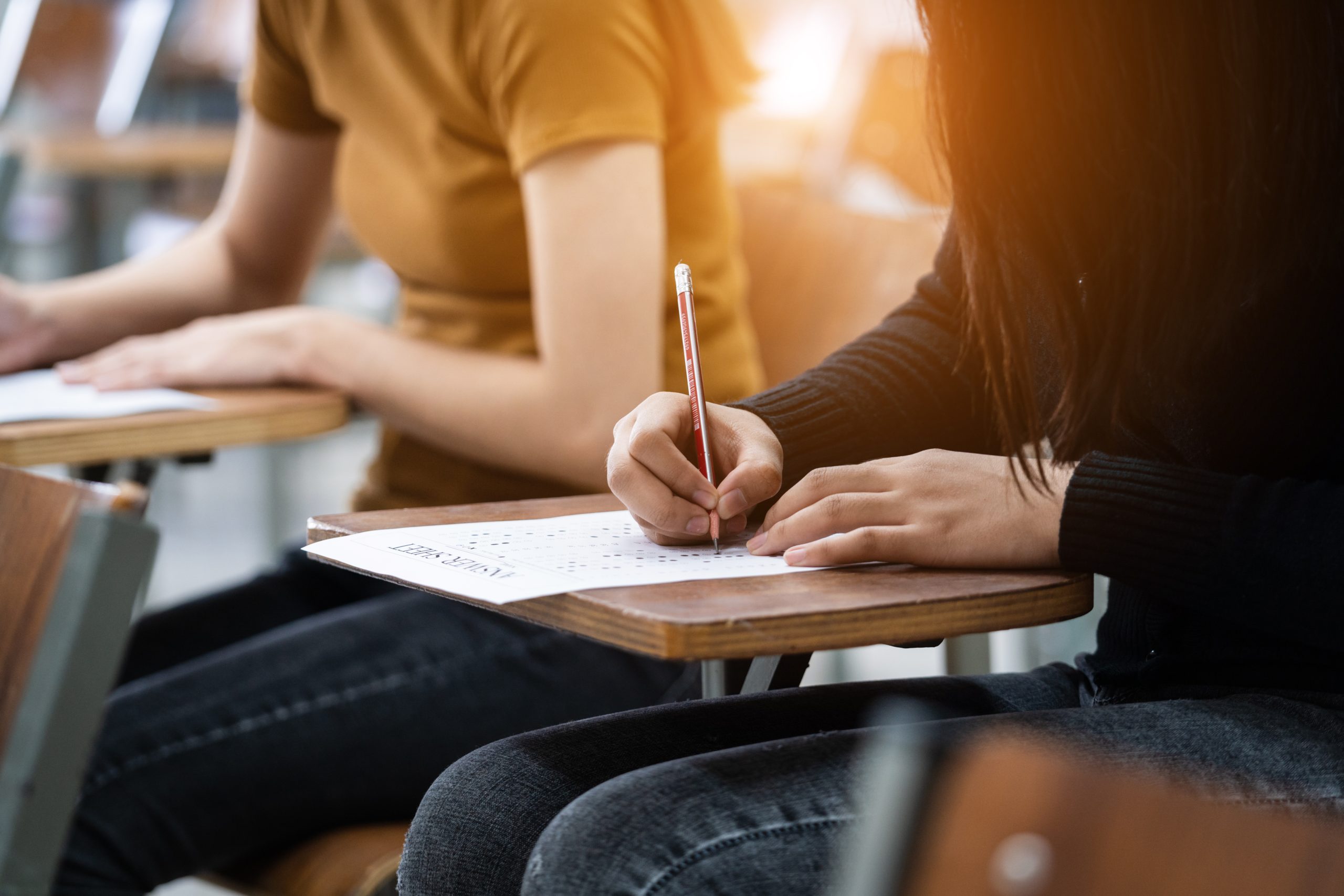 Pessoas fazendo prova no concurso público