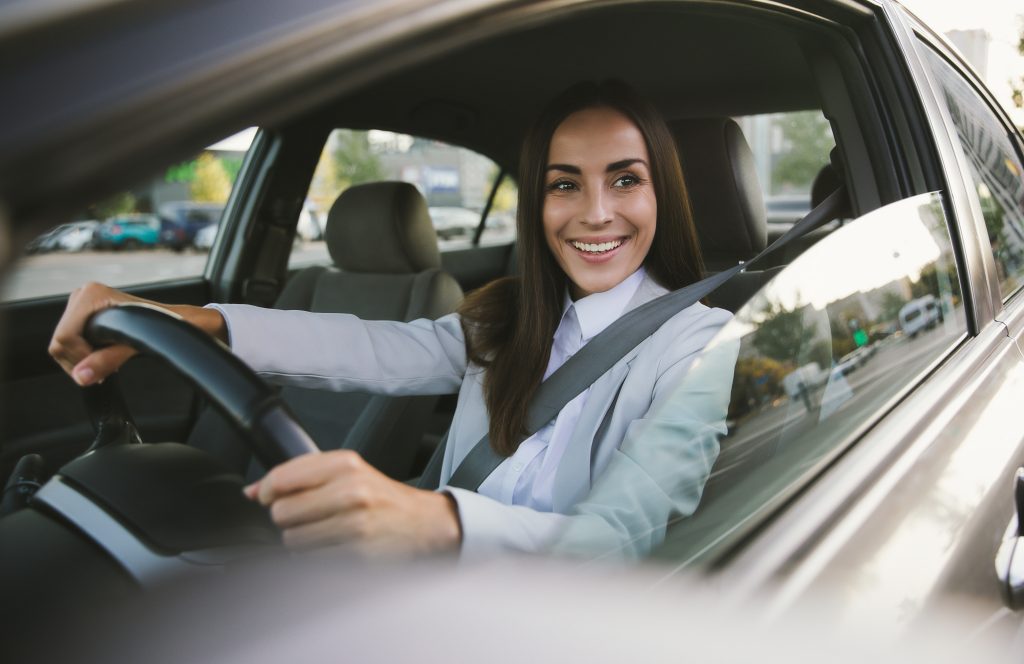 Motorista mulher sorrindo