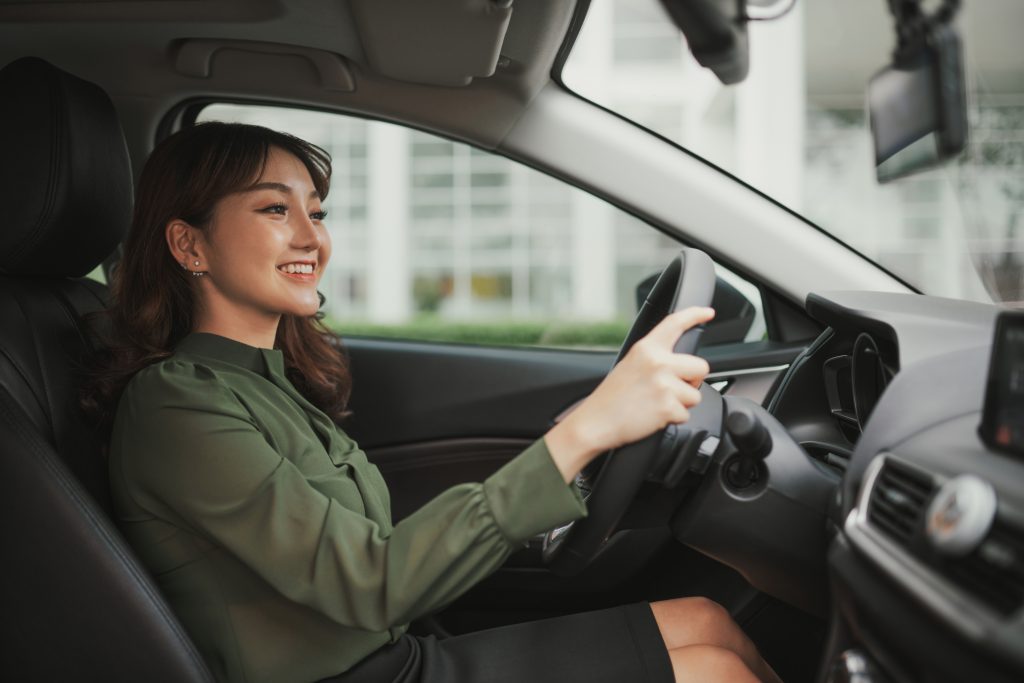 Motorista mulher dirige feliz