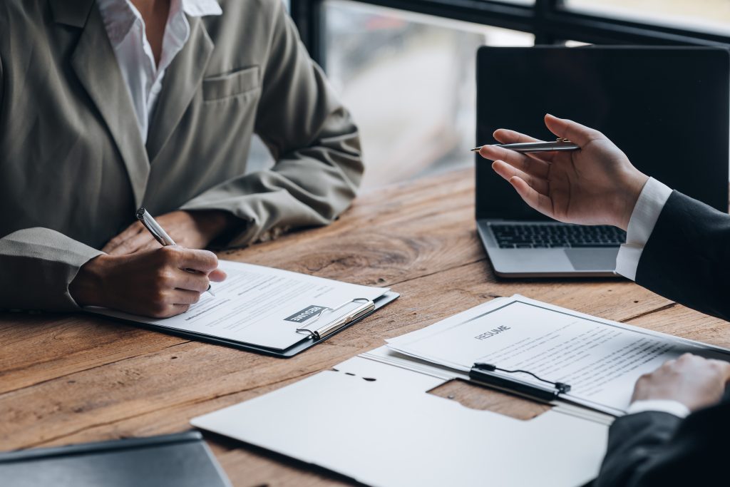 Duas pessoas em uma entrevista de emprego