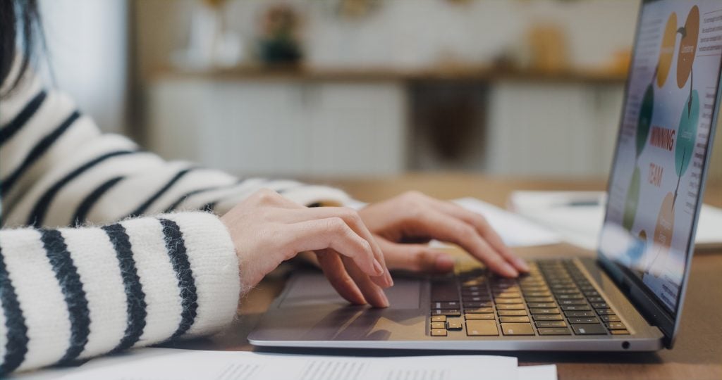 Mulher estuda pelo computador