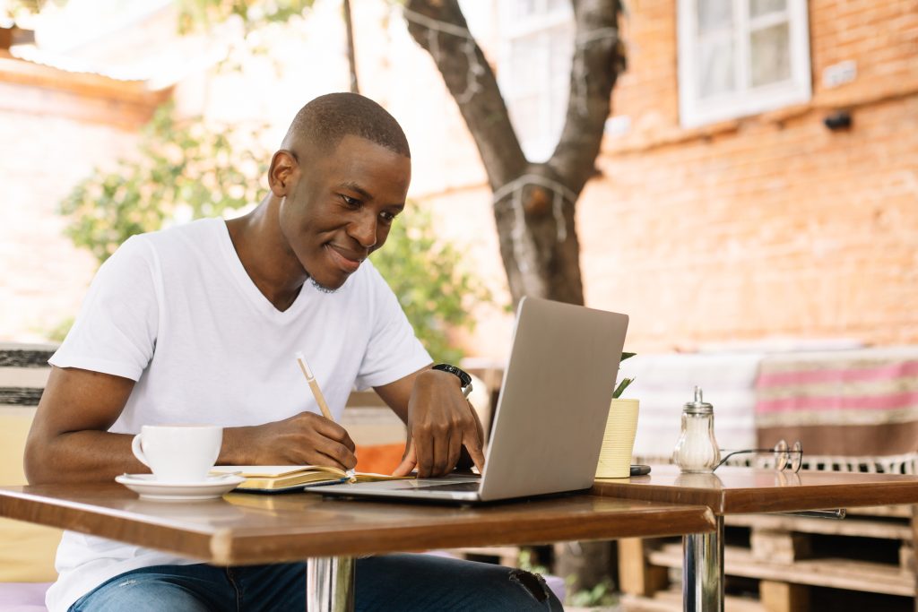 Homem estudando com computador