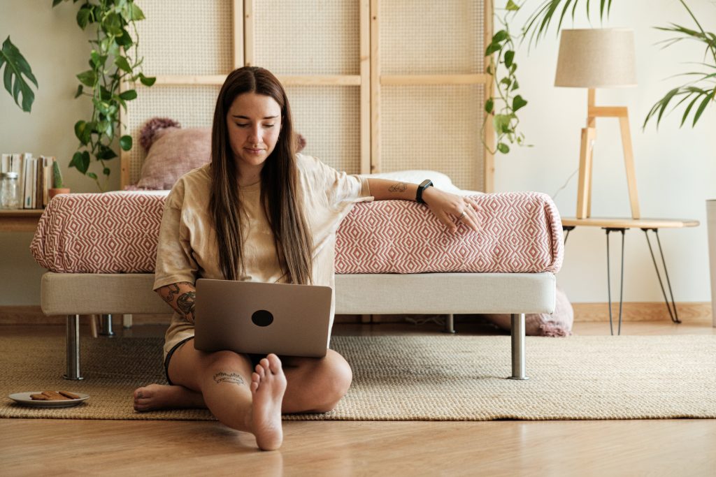 Mulher sentada com um notebook