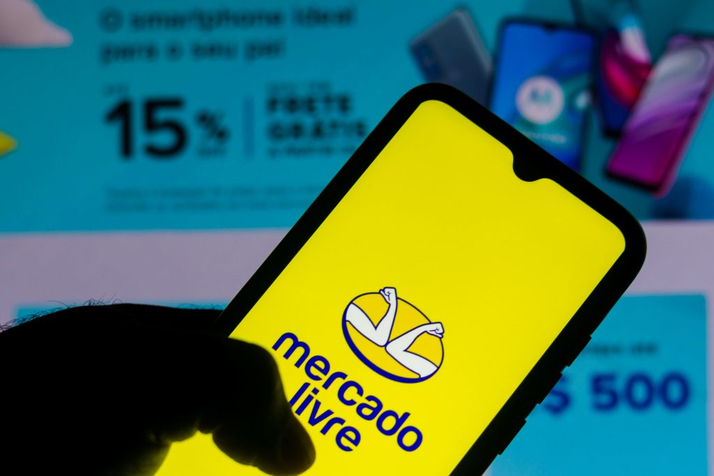 Celular com o app do Mercado Livre