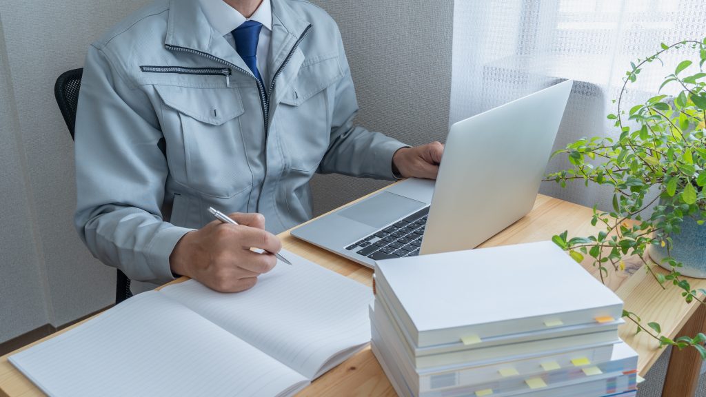 Homem estudando em um computador