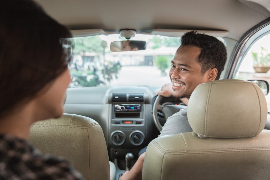 Motorista e passageiro em viagem de Uber