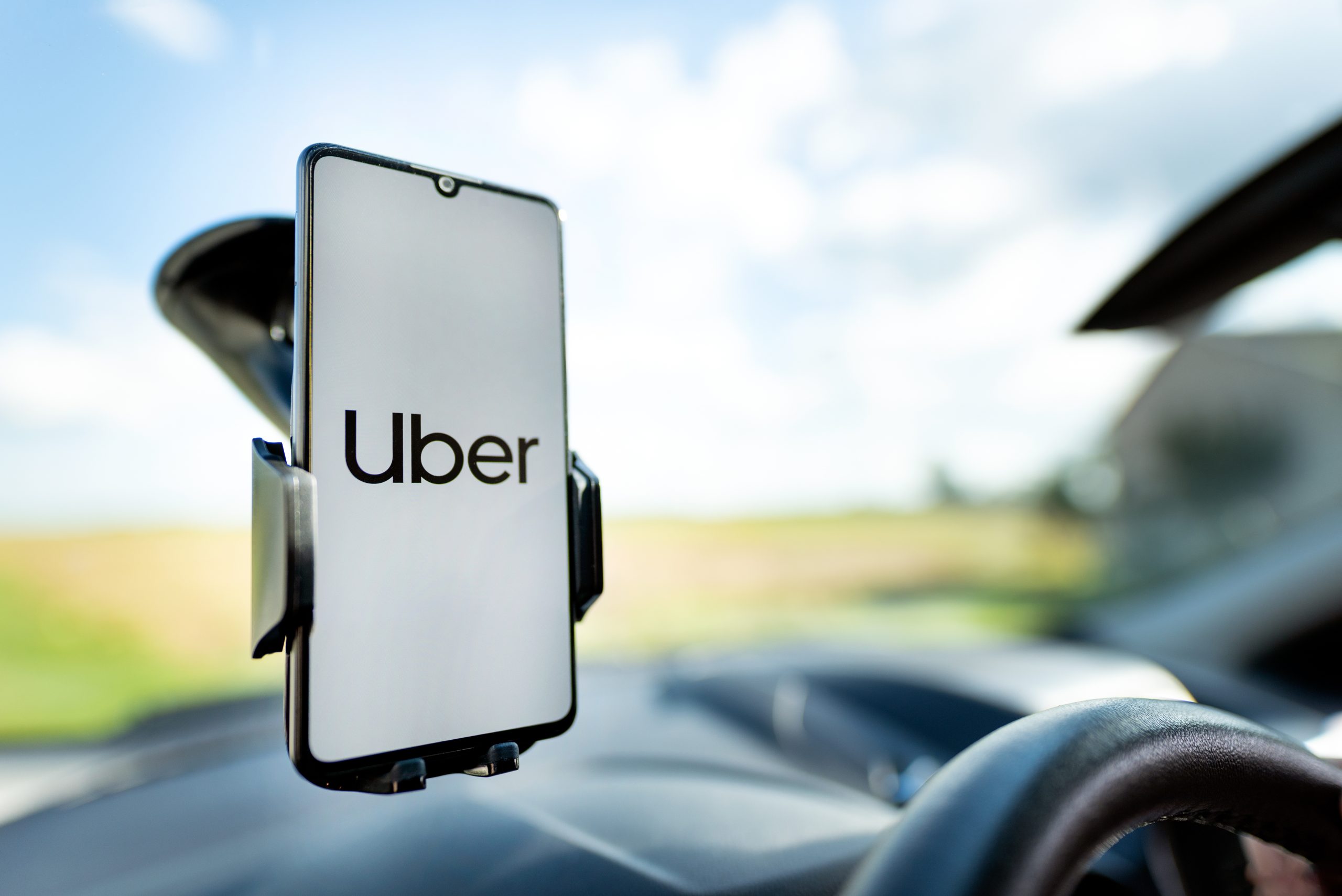 Celular com o app Uber aberto em um carro