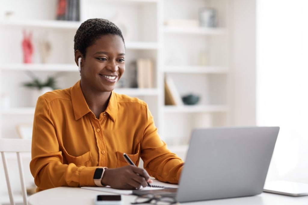 Mulher estudando em computador