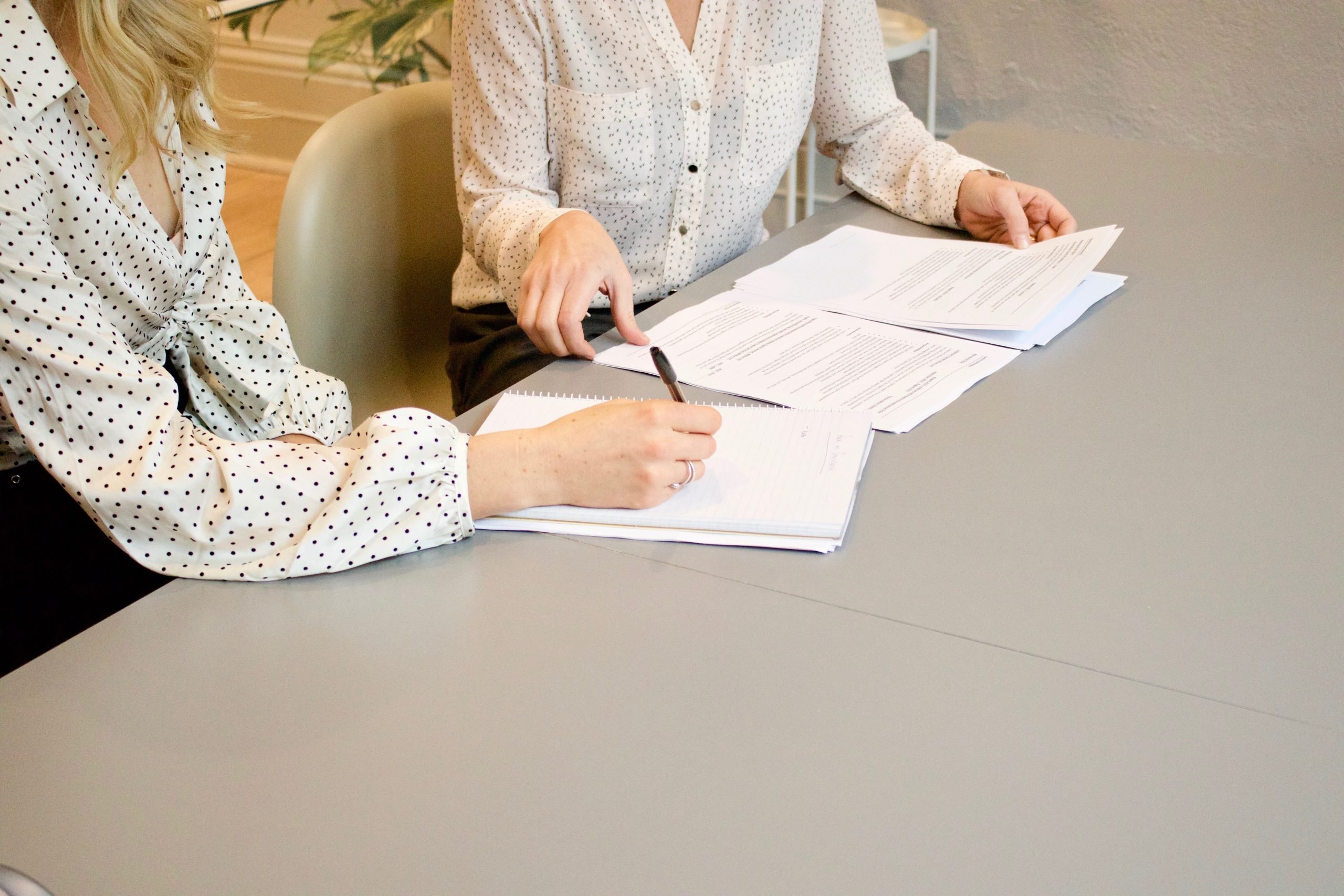 Duas mulheres conversando em entrevista de emprego