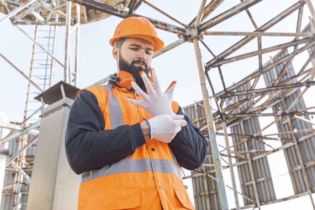 Homem veste Equipamentos de Segurança