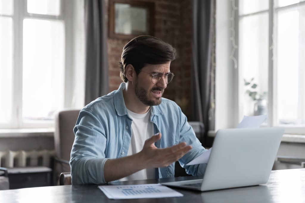 Homem confuso com computador