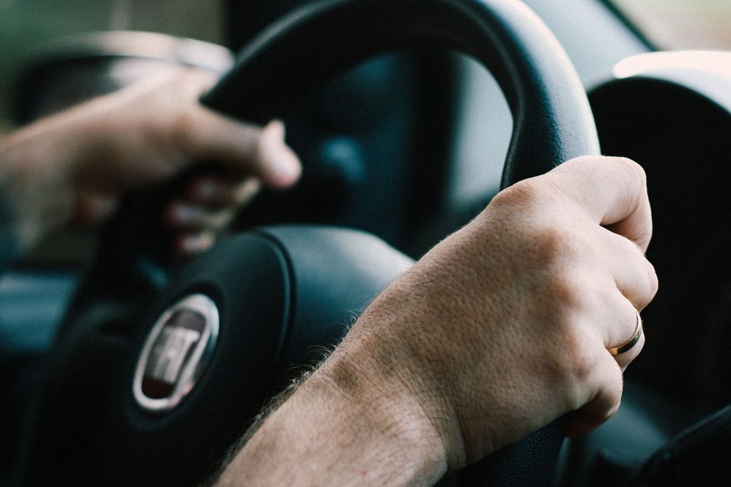 Close nas mãos de motorista no volante