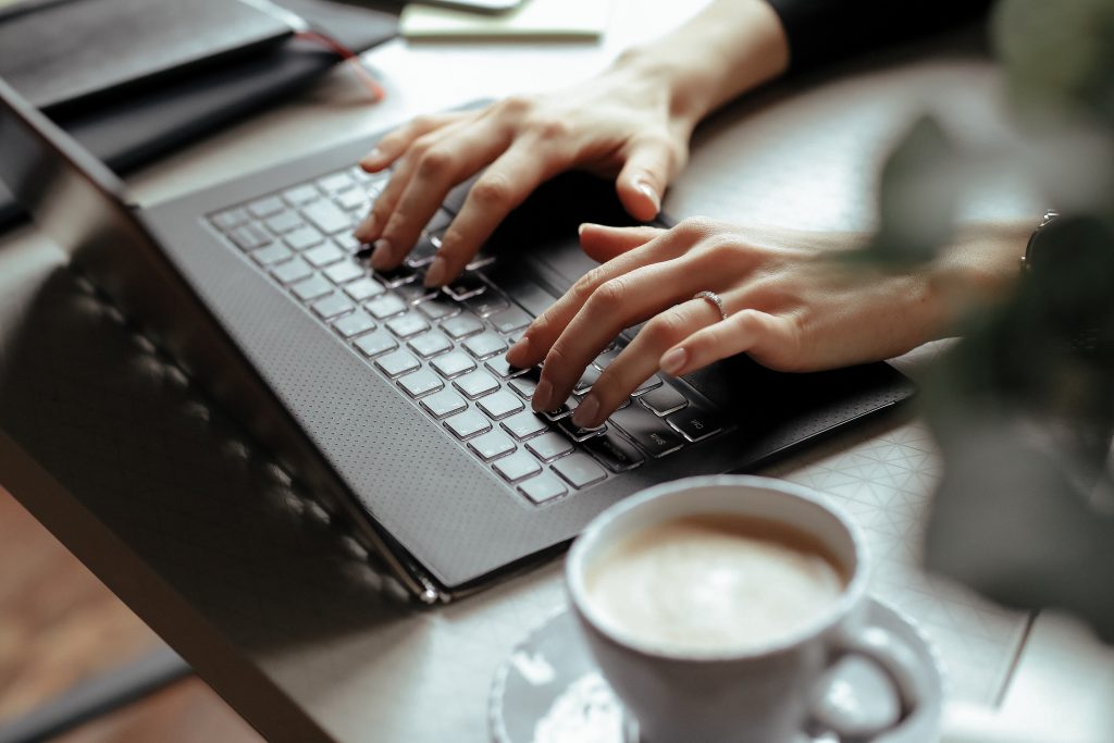 Mãos femininas digitando