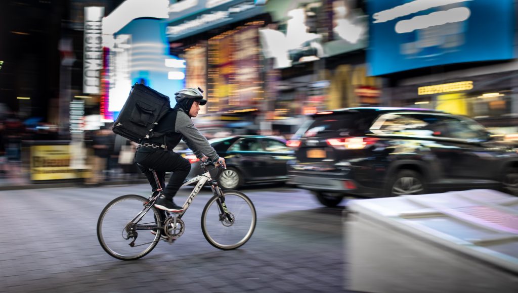 Entregador trabalha de bicicleta