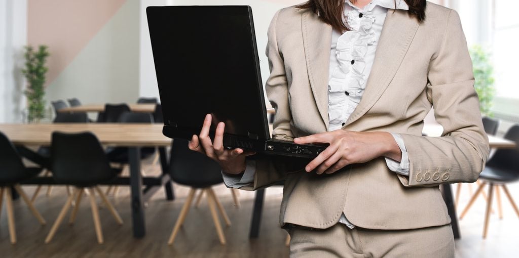 Mulher empresária com computador