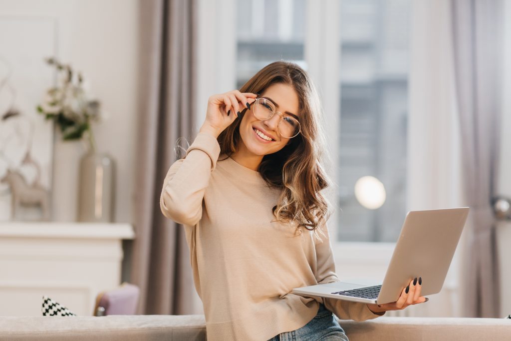 Mulher freelancer trabalha em casa