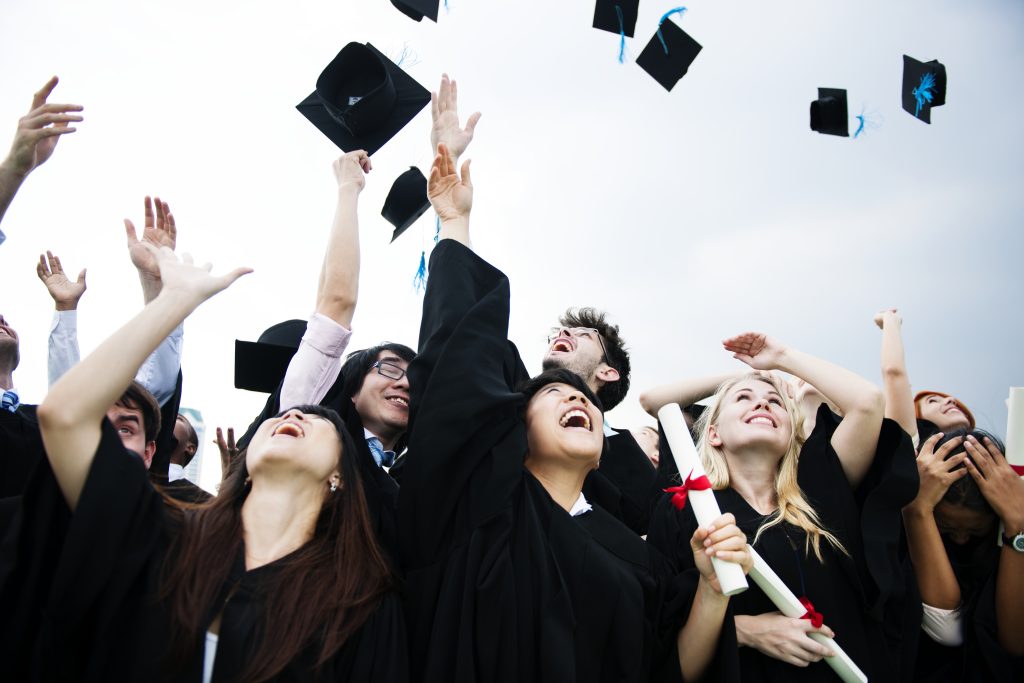 Alunos comemoram graduação