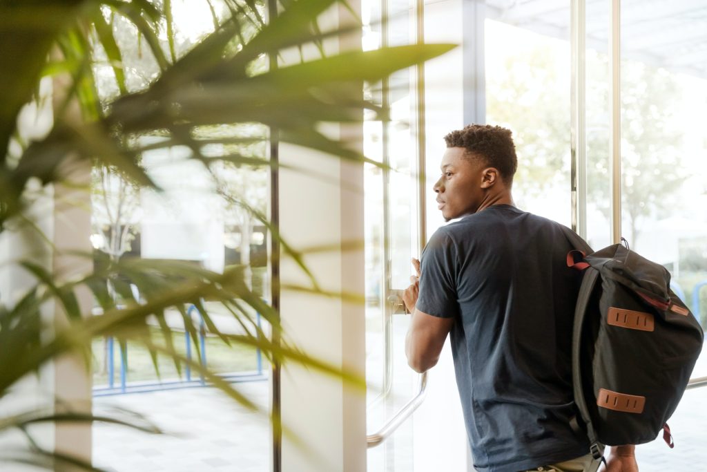 Aluno entra em faculdade com mochila nas costas