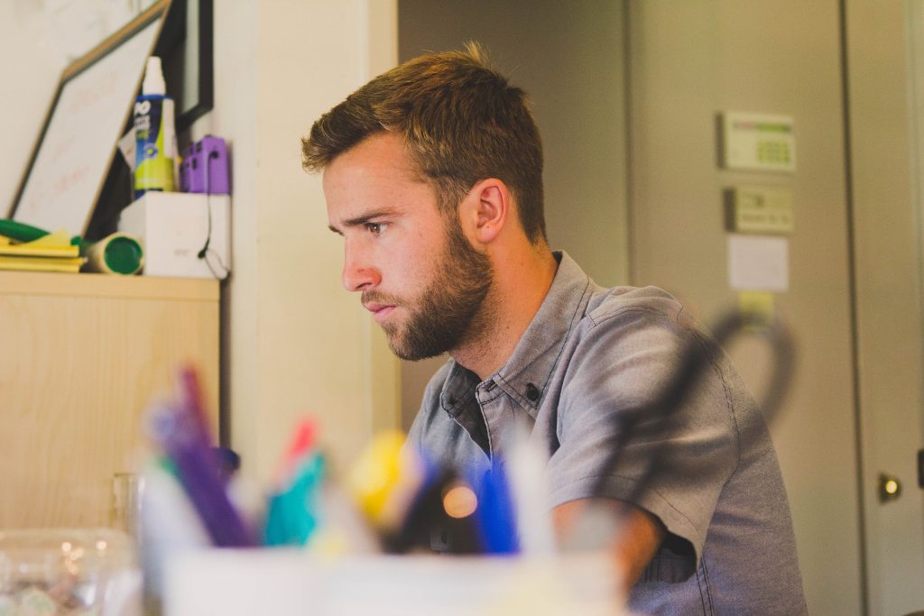 Homem trabalhando como freelancer