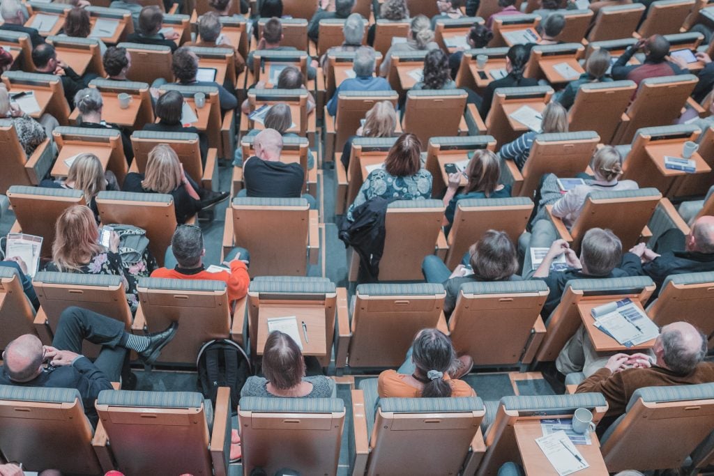 Alunos assistem aula