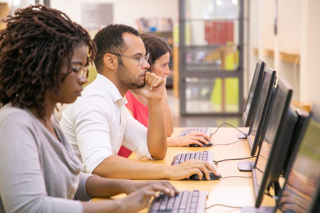 Alunos usam computadores