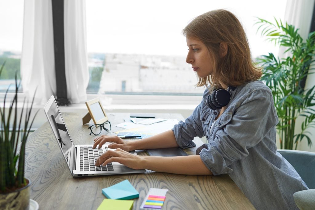 Mulher freelancer trabalha em casa