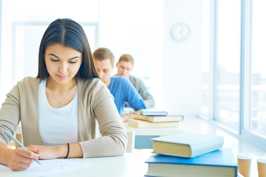 Estudantes concentrados em sala de aula