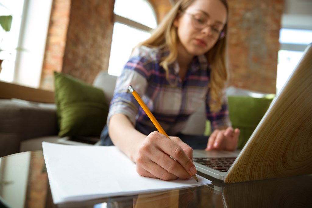 Mulher estuda com ajuda de computador