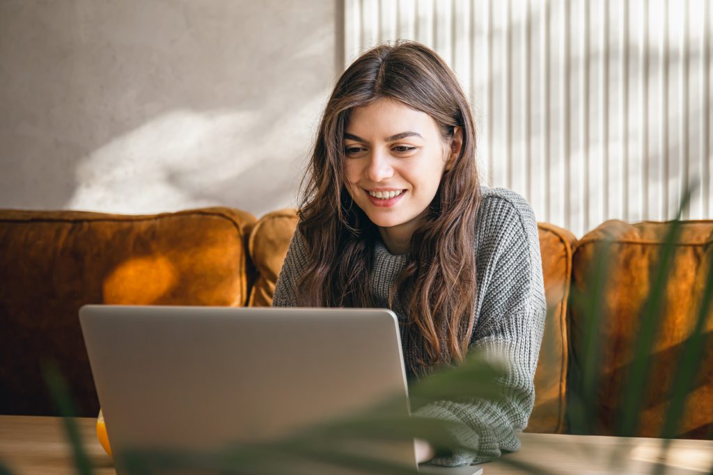 Mulher estuda com um dos Cursos FGV