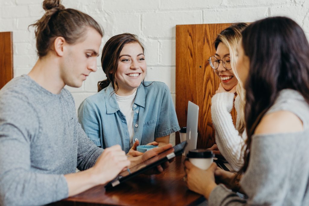 Jovens conversam em mesa