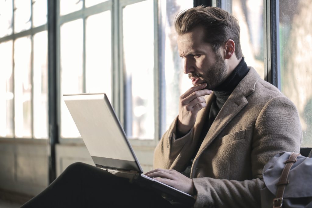 Homem em dúvida sobre como enviar currículo para Nestlé