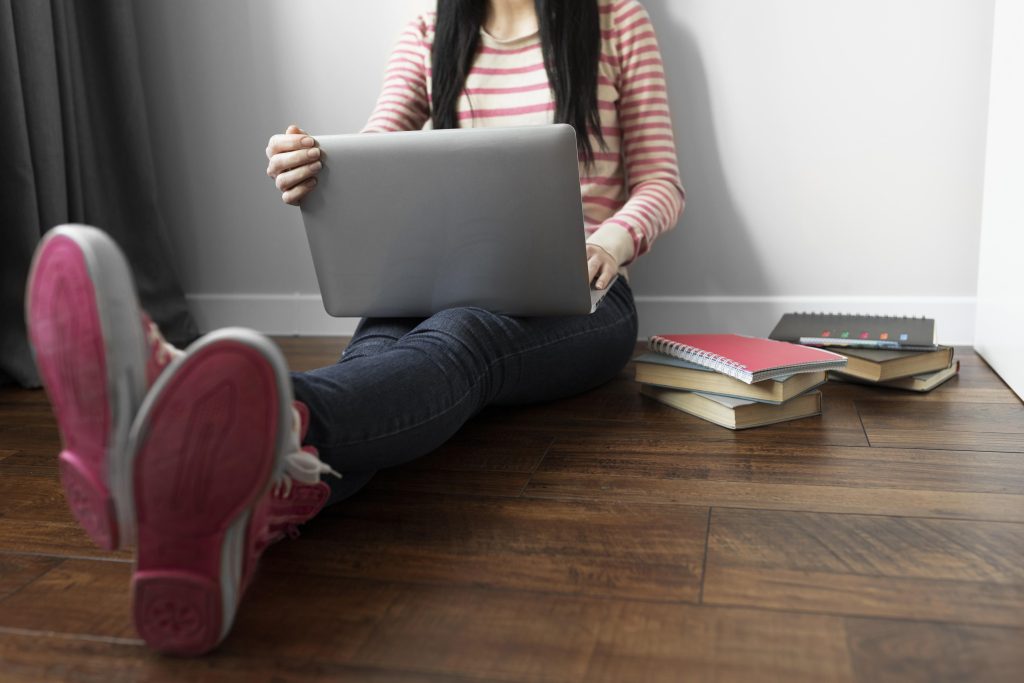 Mulher estuda com um dos Cursos gratuitos Learncafe