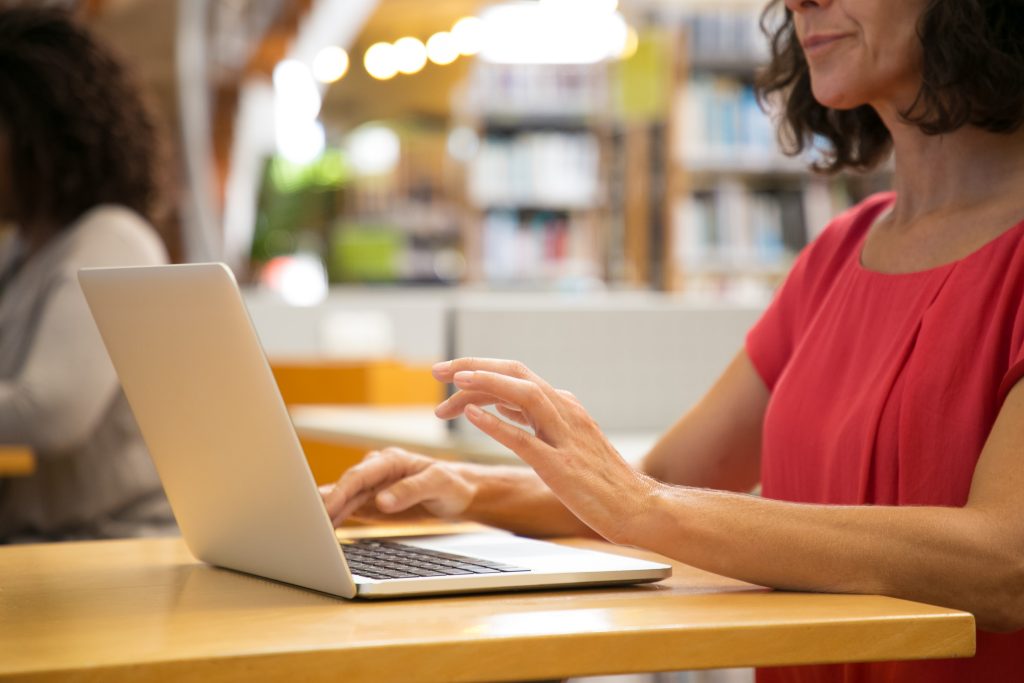 Mulher estuda com computador