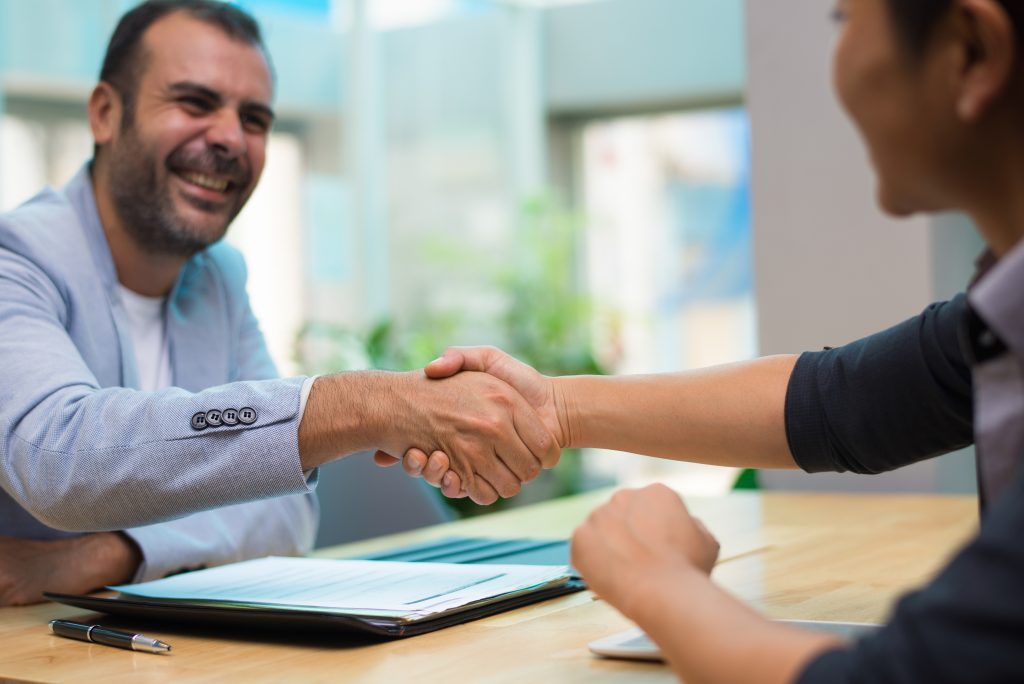 Contratante e candidato apertam as mãos