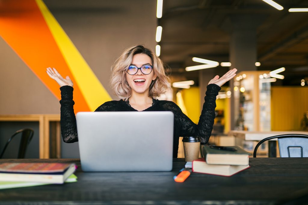 Mulher estuda em computador