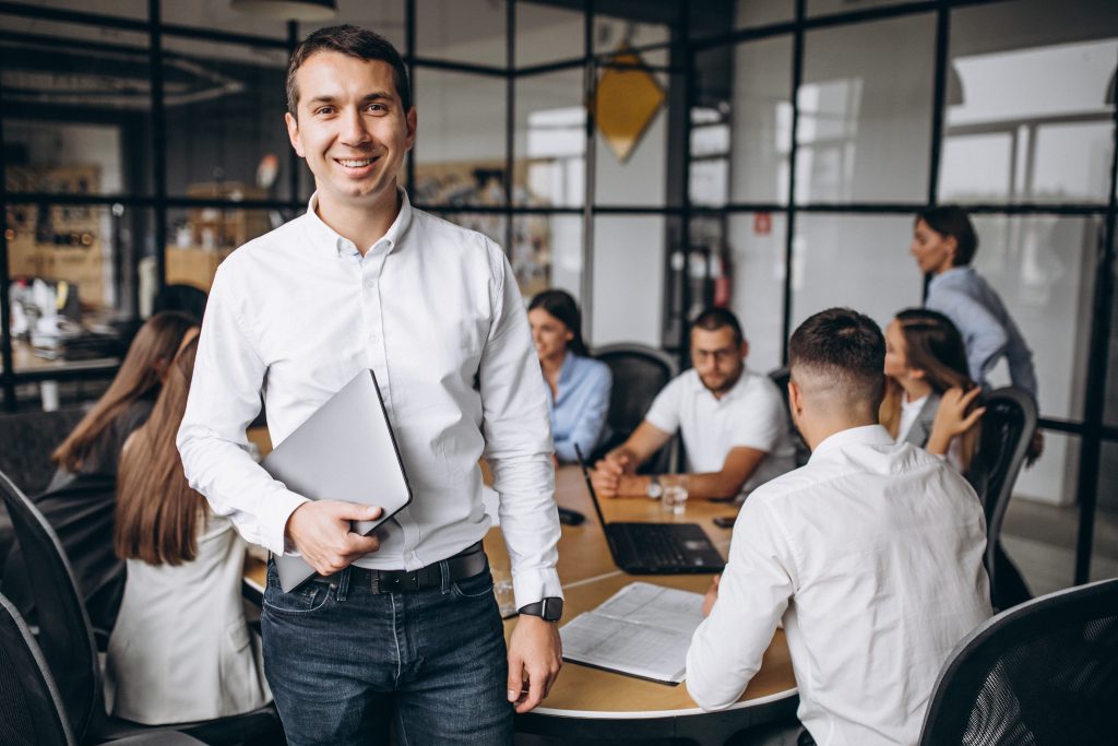 Homem em reunião de trabalho