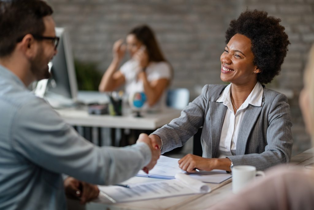 Mulher e homem empresários apertam as mãos