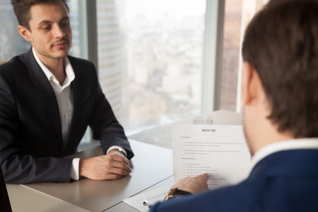 Homem em entrevista de emprego