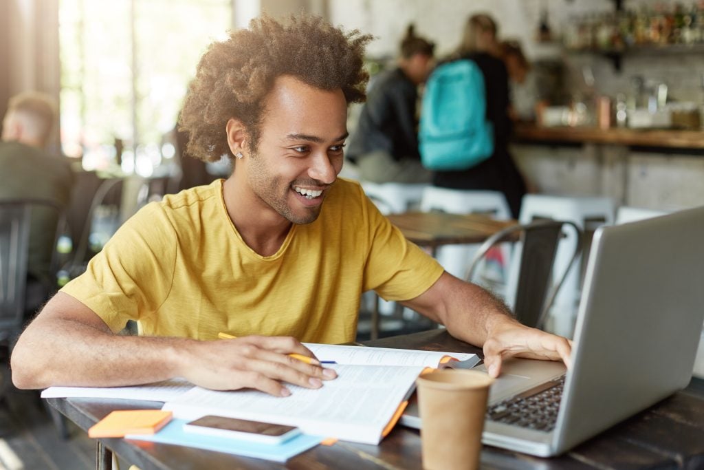 Homem pesquisa sobre como estudar para concurso sozinho