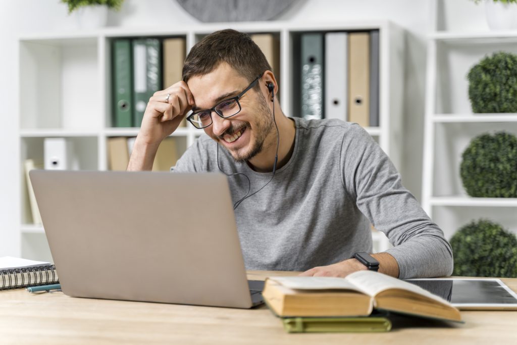 Homem estuda com um dos cursos gratuitos FGV