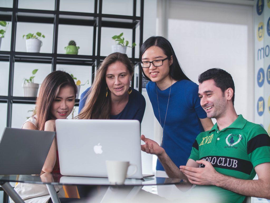 Jovens em torno de computador