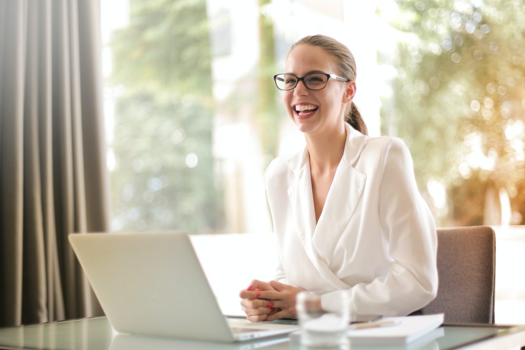 Mulher sorridente com computador