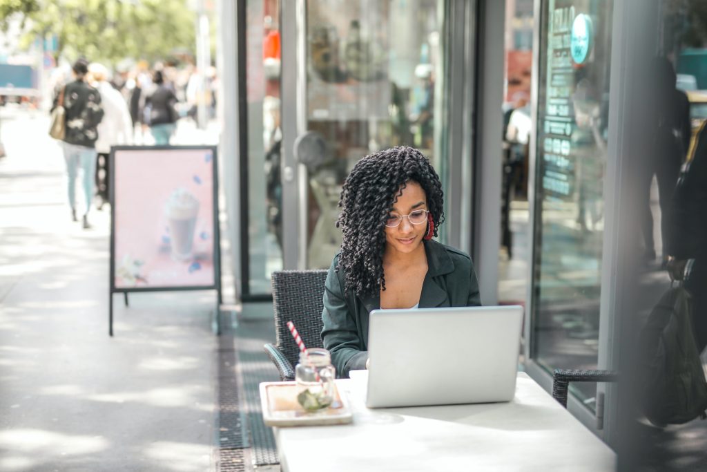 Mulher estuda em café